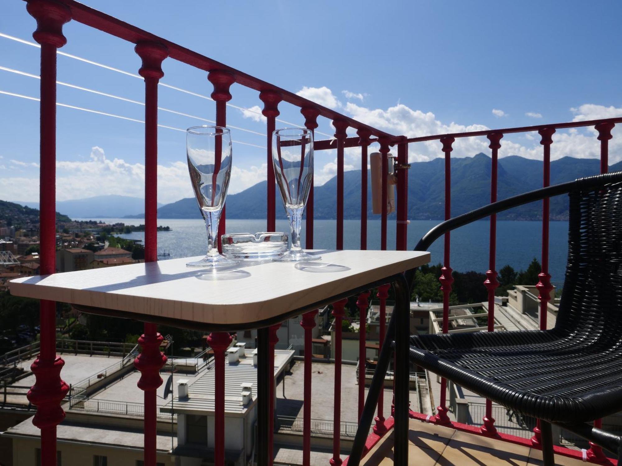 Appartamento Vista Lago Luino Eksteriør billede